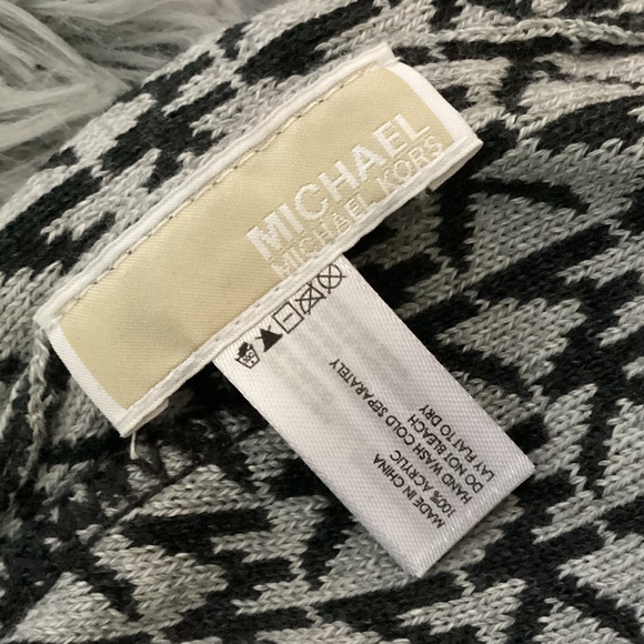 Michael Kors Signature Logo Black and White Scarf and Hat New in Box - Picture 8 of 13
